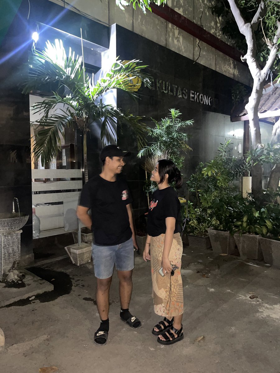 themanisokay's tweet photo. pacar ku sedang melihat setan hahaha https://t.co/S8aE1h8Qx3