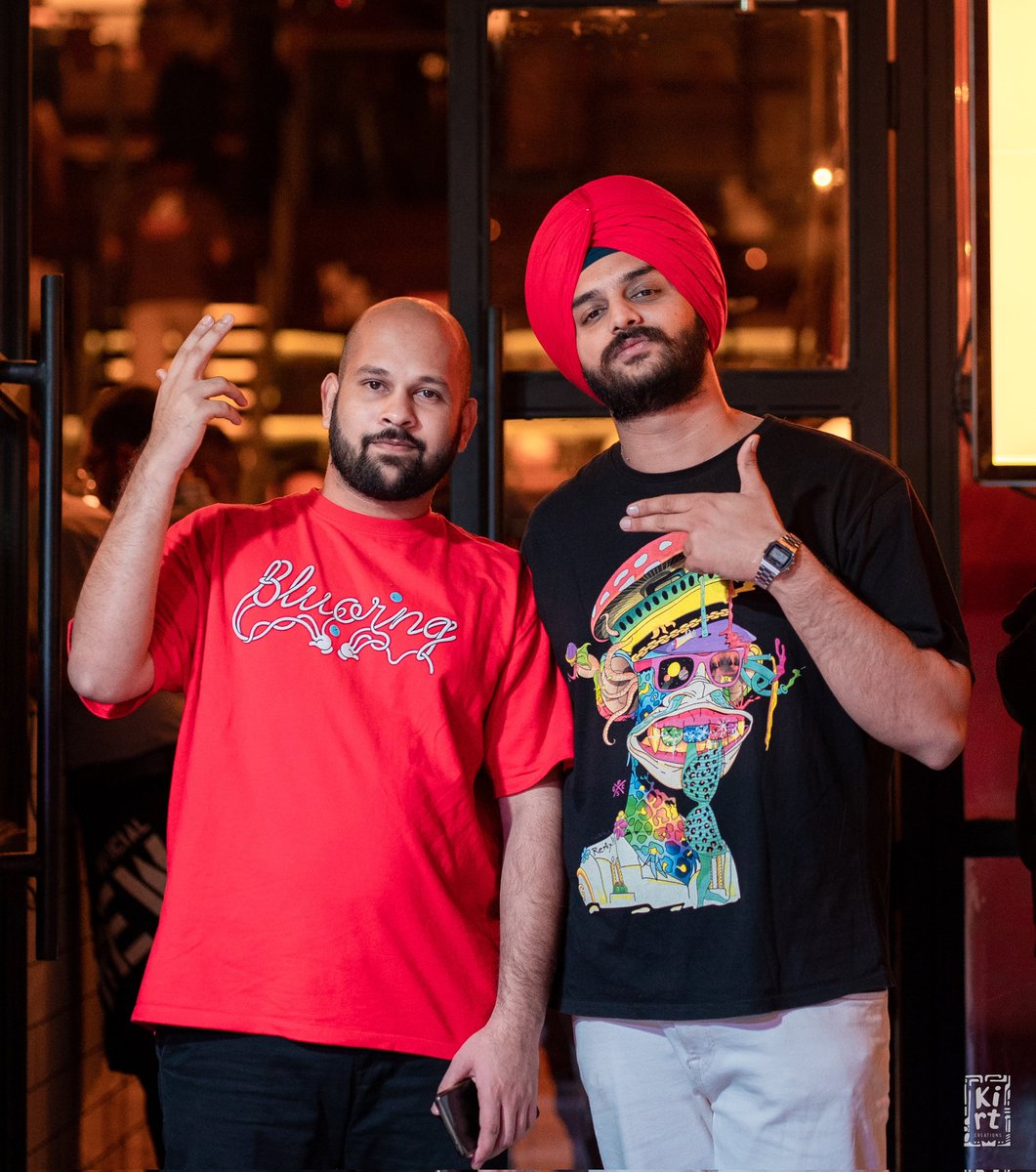 That's how we roll.. rocking my custom tee remix #BoredApeYachtClub .. @ApeDAORemix @Kyloren_NFT
Here is an amazing person i met on the day of my pop up 
#ArtistOnTwitter