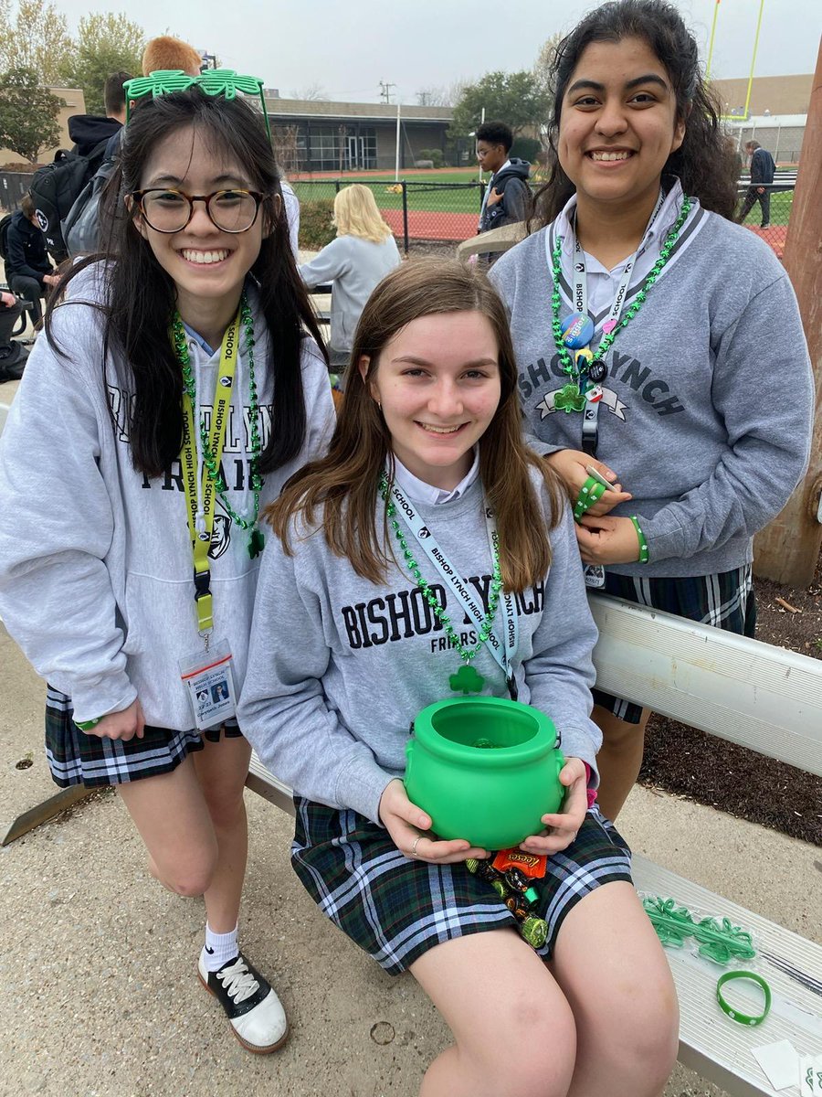 Mrsblibary's tweet photo. The winners of the Montfort House St. Patrick's scavenger hunt! https://t.co/w8j2f2efHD
