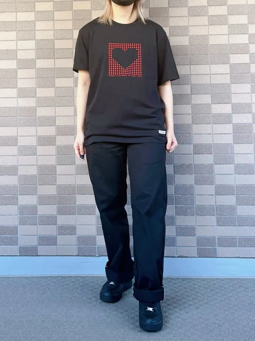【ユニクロ】着心地よくてヘビロテしちゃう!1500円の「楽ちんTシャツ」春夏コーデにガンガン使える!ユニクロの「グラフィックTシャツ」がメインアイテムにオススメ!ハート型がくり抜かれた、ドット柄のプリントがカワイイです。春先のコーデにもぴったりですよ! 