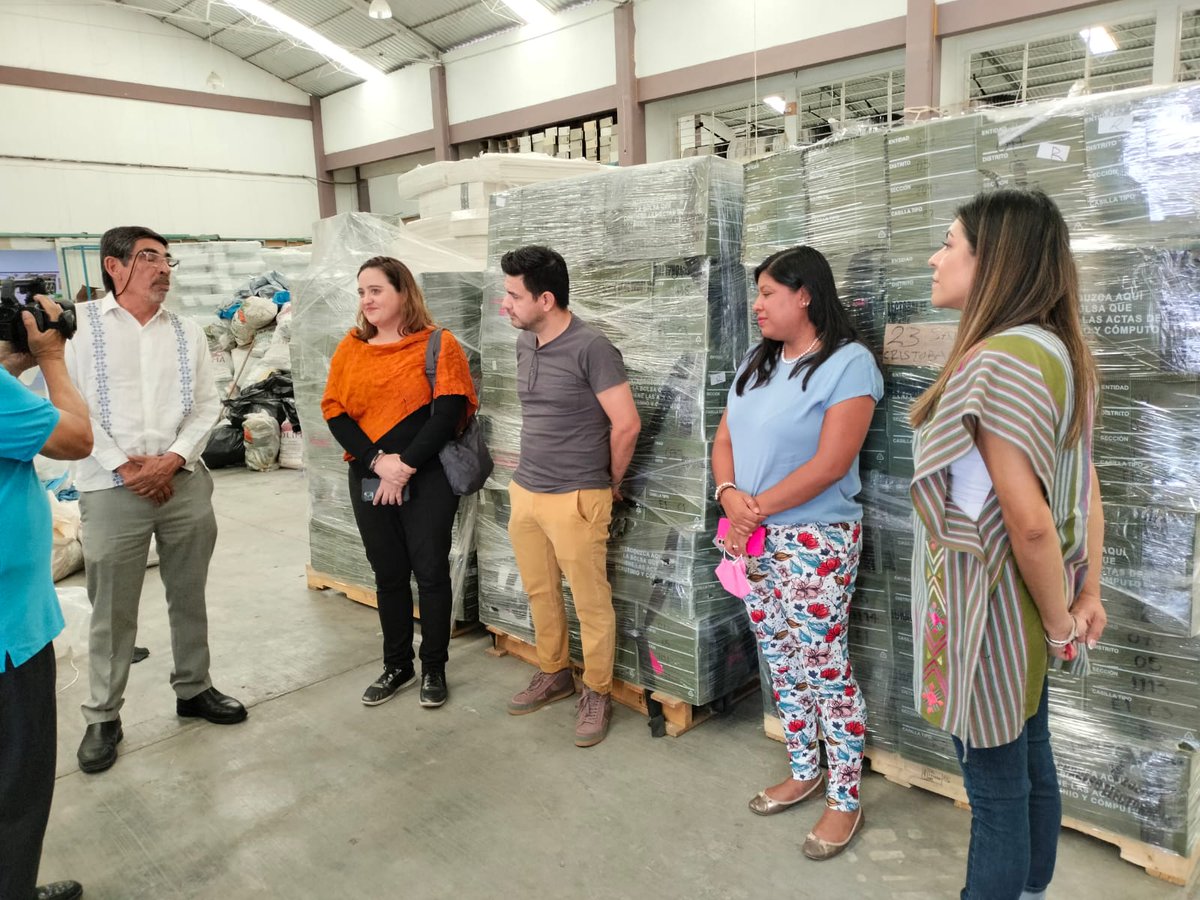 IEPCChiapas's tweet photo. Atestiguaron CE @SofiaMartinezDC @MundoHenriquezA, pdta e integrante de la #CPOE. Las CE @helejimenez @GloriaEstherML; titular #DEOE @luisfrcoello y representaciones partidistas. De igual forma, personal de Oficialía Electoral del #IEPC, presenció este acto para dar fe del mismo. https://t.co/ES7b3qnueW