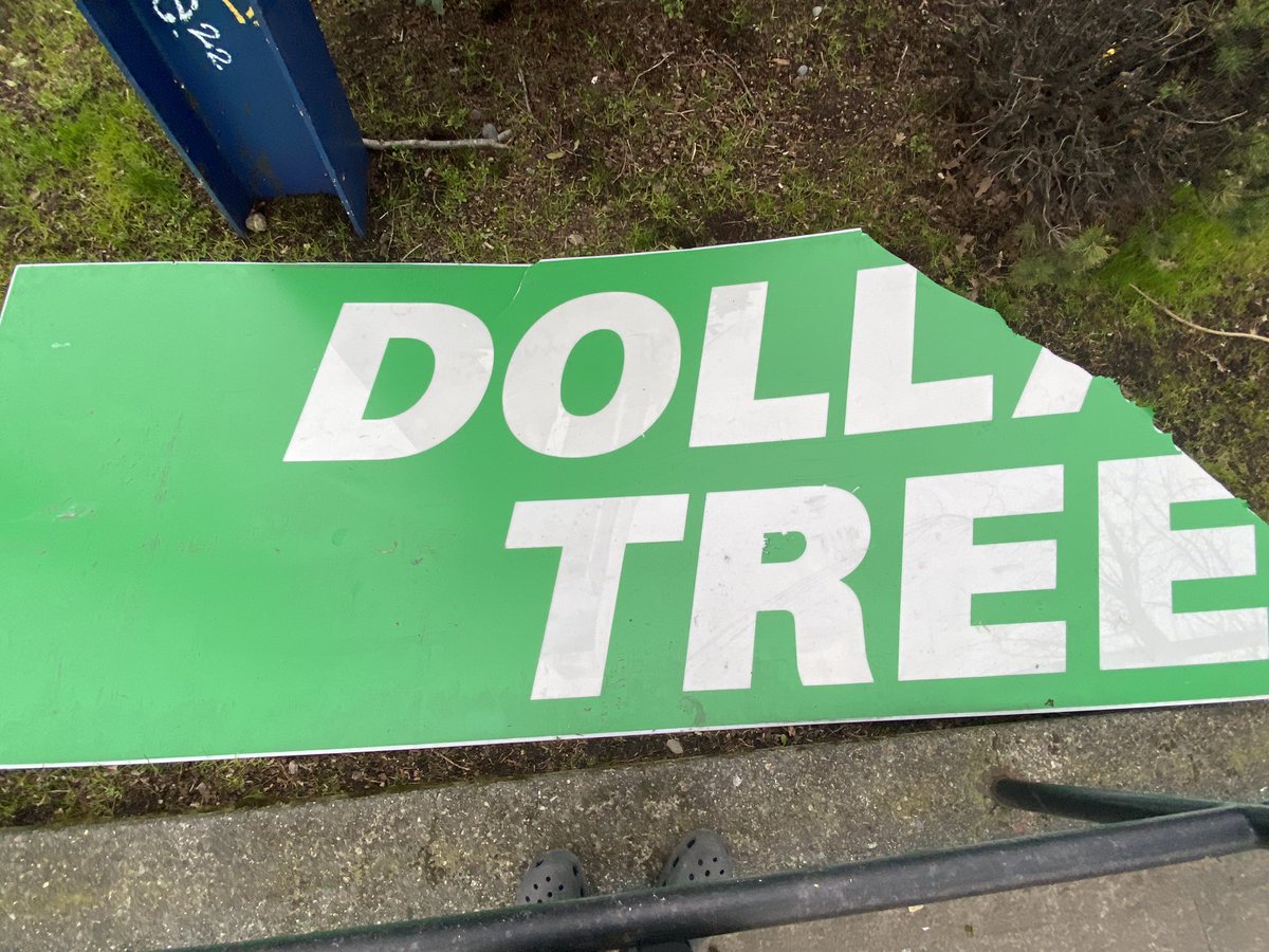 FN_JConyers's tweet photo. Over by Rite Aid we saw a broken sign which one of our Corner Greeters quickly put it onto the Find It Fix It App. Even getting some input from Ryan to make sure it was done well. #RBAC #CEPTEDActivation #CornerGreeters #CleanCrew #FindItFixIt #RainierBeach #SetTheRecordStraight https://t.co/nIRCl4iJGH