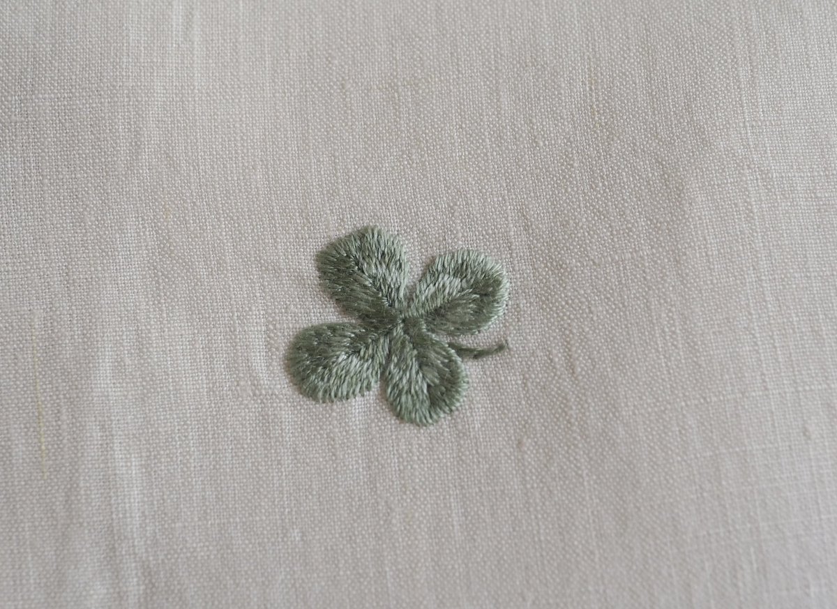 junoembroidery's tweet photo. 持ち物にラッキーアイテムを刺繍することは、それを目にした瞬間自動的に「幸せ」という精神状態を想起させるトリガーを身の回りに配置しておくことで、無意識に不機嫌から身を守り、免疫力の向上やストレスの緩和をもたらし、判断力を高め、病を防ぐといった極めて論理的な防災手段です
（個人の見解 https://t.co/xM96xrZHgp