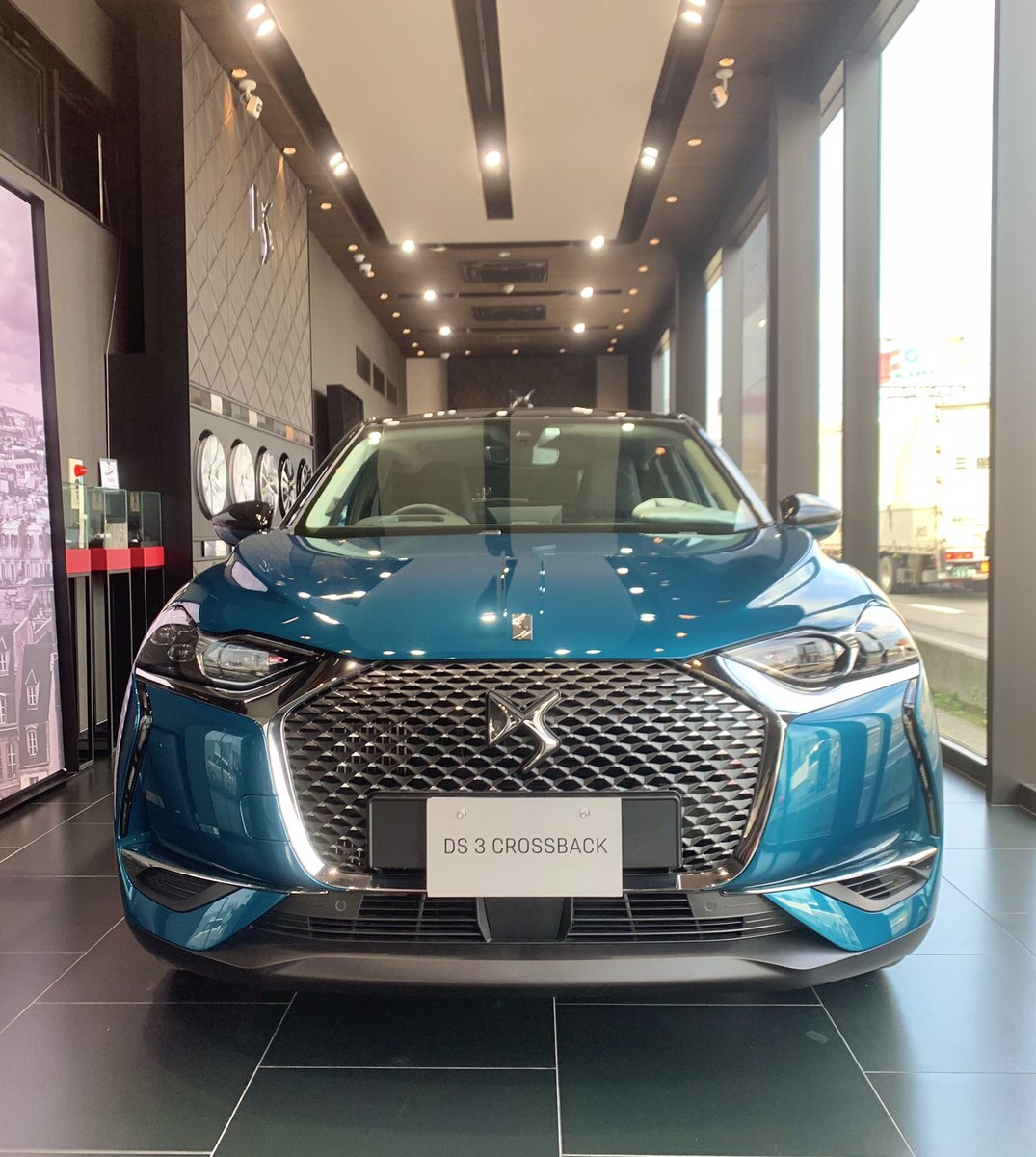 DsStoreShiga's tweet image. 本日の展示車は
💎DS 3 CROSSBACK💎

【クルマをデザインしたのではない、パリをデザインした。】のフレーズ通り、サヴォアフェールが宿りエレガントな個性が輝くDS 3 CROSSBACK✨
ブルーミレニアムのボディーカラーが更に美しさを際立たせます🥺💓
#DS3CROSSBACK #一台のパリがある