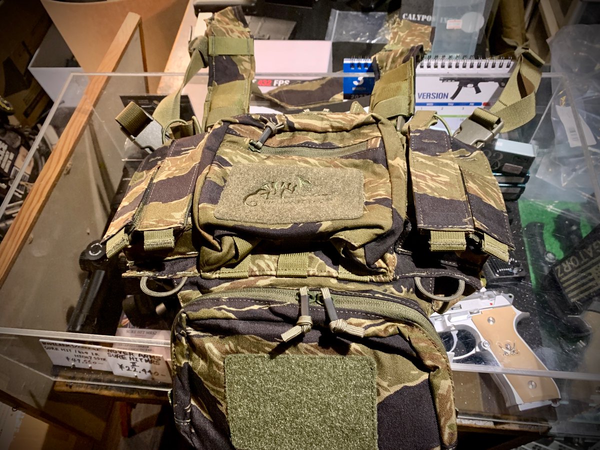 BBSABAGE's tweet photo. 【速報!】
HELICON-TEXのD3スタイルのチェストリグ入荷してます!
ライフルのマガジンもハンドガンのマガジンも入る優れもの!
とりあえずこれあればサバゲーで困ることはないですね
各色在庫あり!
#ブラックバーン新潟 #サバイバルゲーム #HELICONTEX https://t.co/SJqvzbuSNo