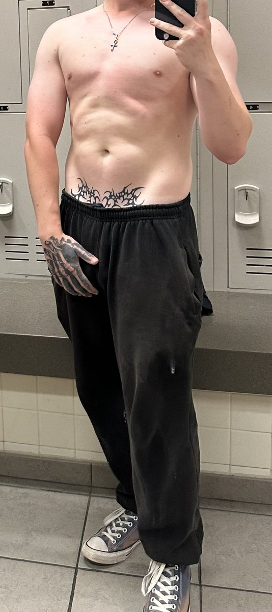 DistrictFemboy's tweet photo. Haven’t been on here in a min but workout update I’m gettin a little beefy and just started cutting https://t.co/dBL1j3ock5