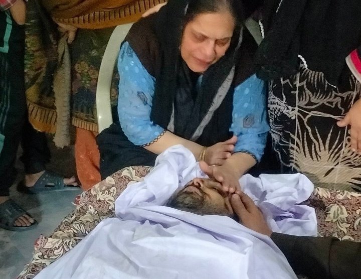 naeemdrigh's tweet photo. ایسی مائیں قوم کی پہچان ہوتی ہیں اور ہم ایسی پاکستانی ماؤں پہ فخر کرتے ہیں  ۔ ❤️❤️❤️ https://t.co/B5IyCWsYaE