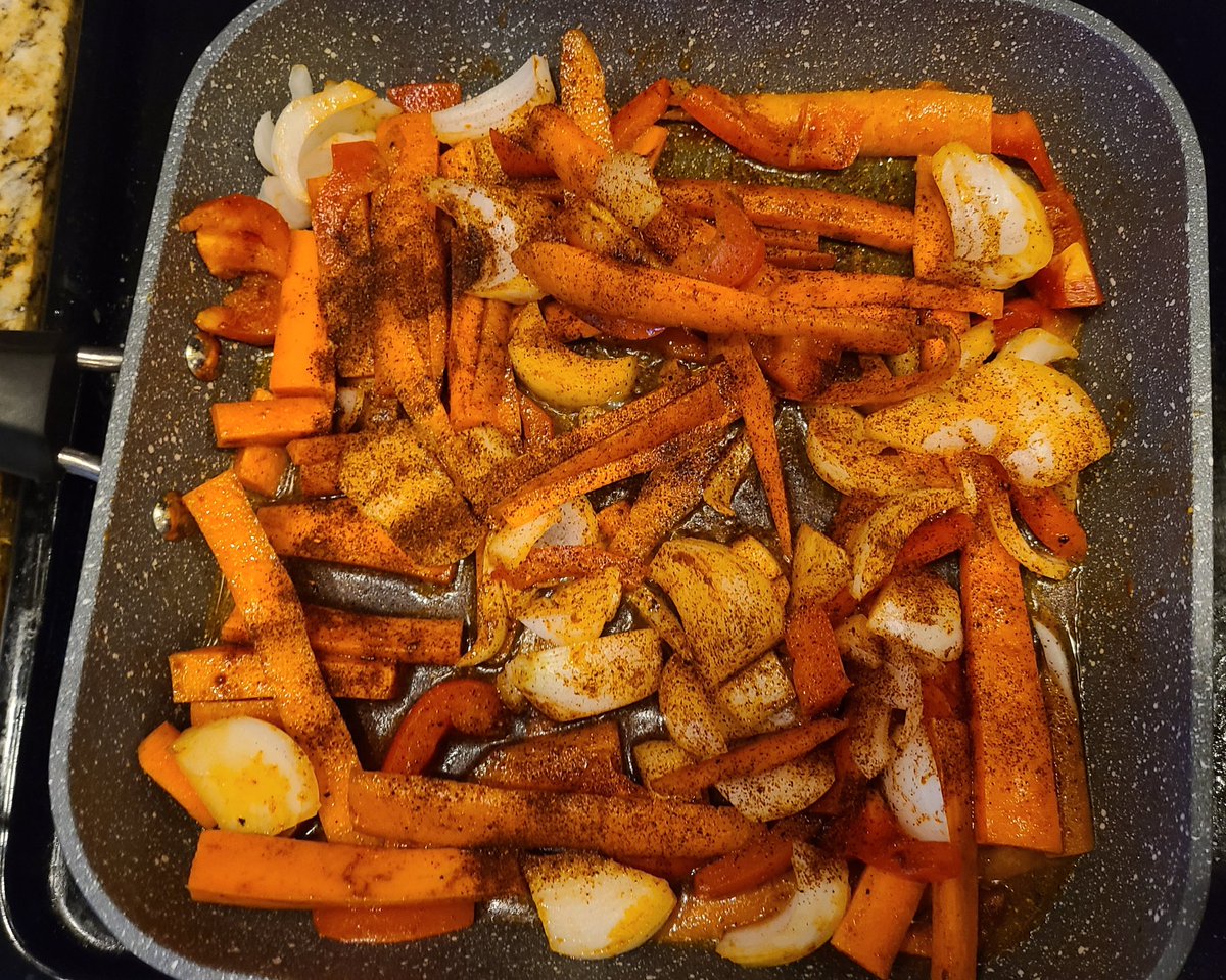 Prepping the veggies for chicken fajitas 🌮... I love carrots 🥕 #veggies #cookathome