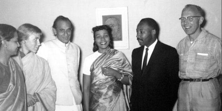 dayakamPR's tweet photo. #HistoryPics: 

Dr #MartinLutherKing Jr, &amp; his wife, Coretta Scott King, center wearing sari, pose in the home of Acharya J.B. Kripalani in New Delhi, on March 10, 1959. The Kings toured India with Gandhi's followers and leaders.

#BlackHistoryMonth 
#MLKInIndia https://t.co/iJDp8SE2nE
