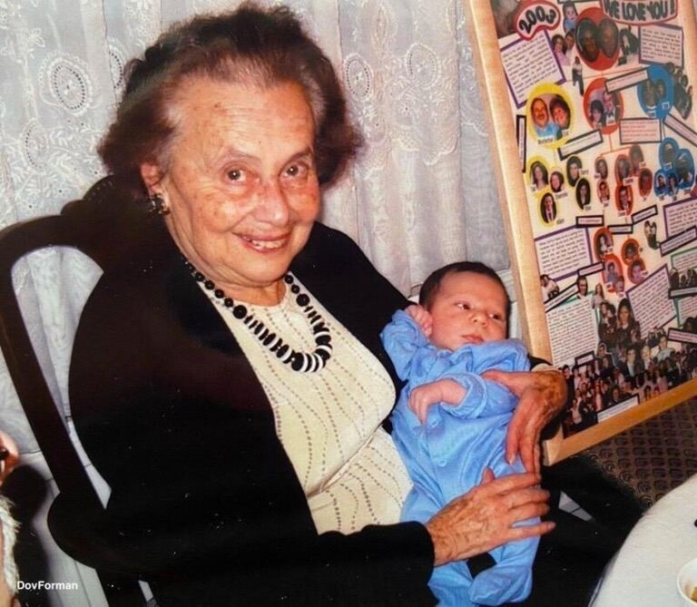 My 98 year old great grandmother Lily Ebert, an Auschwitz survivor, has just become a great-grandma for the 35th time!

“I never expected to survive Auschwitz and start a family. Babies are the best revenge against the Nazis.”

(📸 Me and Lily in 2003)

Credit: @DovForman