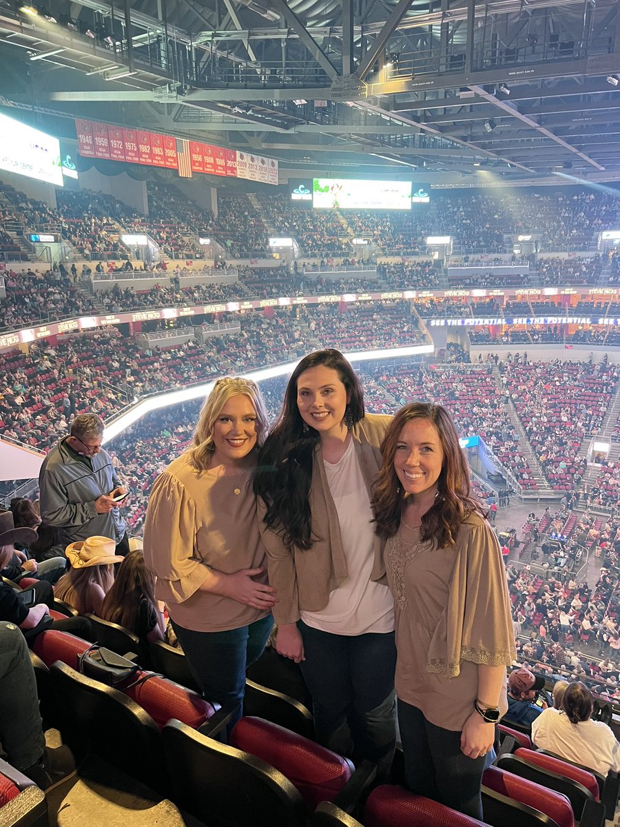 EmilyCarnall's tweet photo. #bslouisville Girls night!!! https://t.co/9yuQx0PYa2
