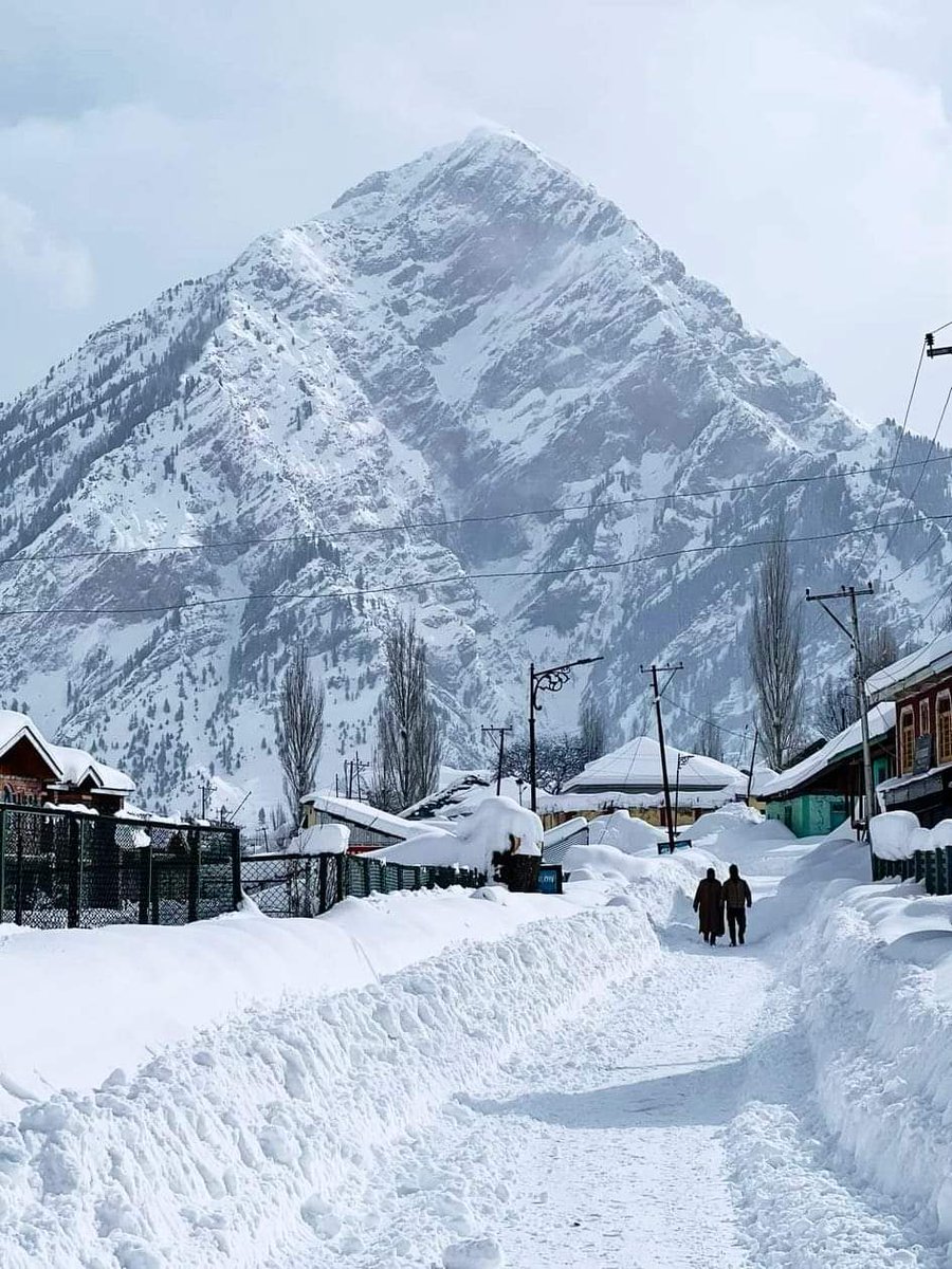 Rubabkhalid22's tweet photo. Habbakhatoon Mountain
Pyramid of Peace Located in Gurez Valley Kashmir
#Kashmir https://t.co/k2ynSFegBB