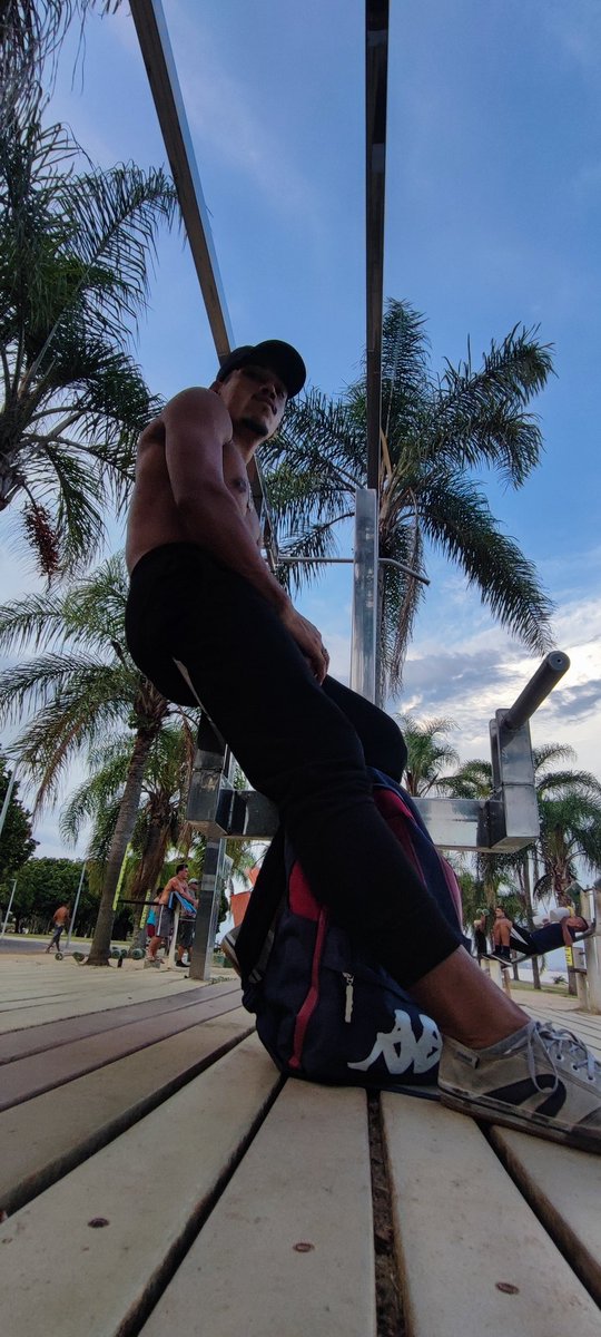 douglas_fil's tweet photo. Bons hábitos devem ser sempre recuperados. Hoje já faz três semana s que voltei a treinar regularmente. Não consigo sustentar em espaço fechado. Arrumei um canto perfeito no Aterro dk Flamengo.  

#calistenia #condicionamentofisico #arlivre #homemnegro https://t.co/rW789uCaoH