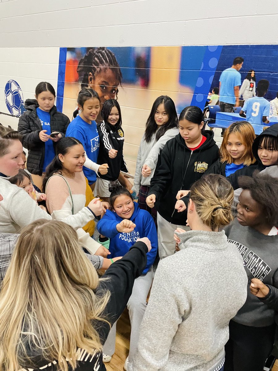 Tonight, women leaders from the ⁦@minnesotalynx⁩, ⁦@mnwild⁩, ⁦@Twins⁩ and ⁦@Vikings⁩ gathered with high schoolers from the Girls First program at the ⁦@Sannehfdn⁩! Tonight and every night, we believe in big dreams and big futures! ⭐️