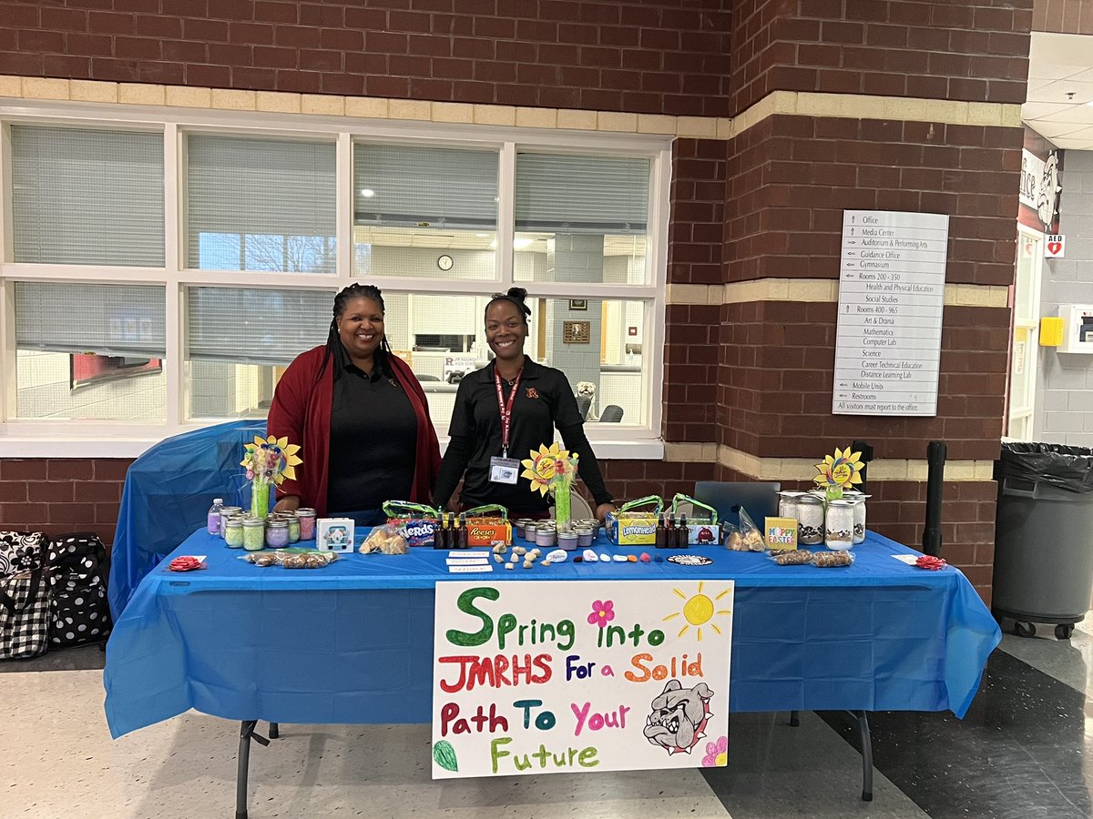 studentofedu's tweet photo. 8th grade night was a success. So excited for a new round of bulldogs I got to see so many former Patriot students. Our teachers did an amazing job showcasing why Robinson is the Best!!! And our Student leadership showed off the school in all its glory. #jaymrobinson #bulldogs🐾 https://t.co/Cdt2MCndvh