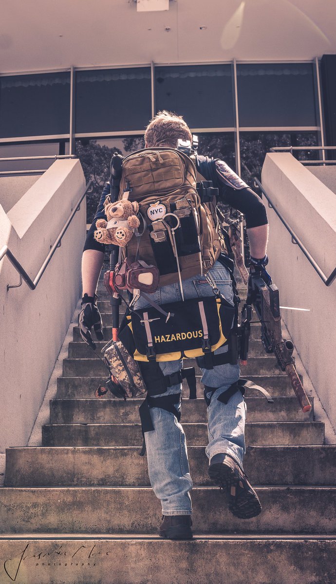 AussieKrispy's tweet photo. Bit late to the party, but Time does fly when you have fun. My First real foray into #Cosplay as a #DivisionAgent and been building on my skills and craft over time. 

Haven’t played as much as I’d like due to work, but eager to see what’s coming down the road with #TheDivision https://t.co/tE3pVFWlAY