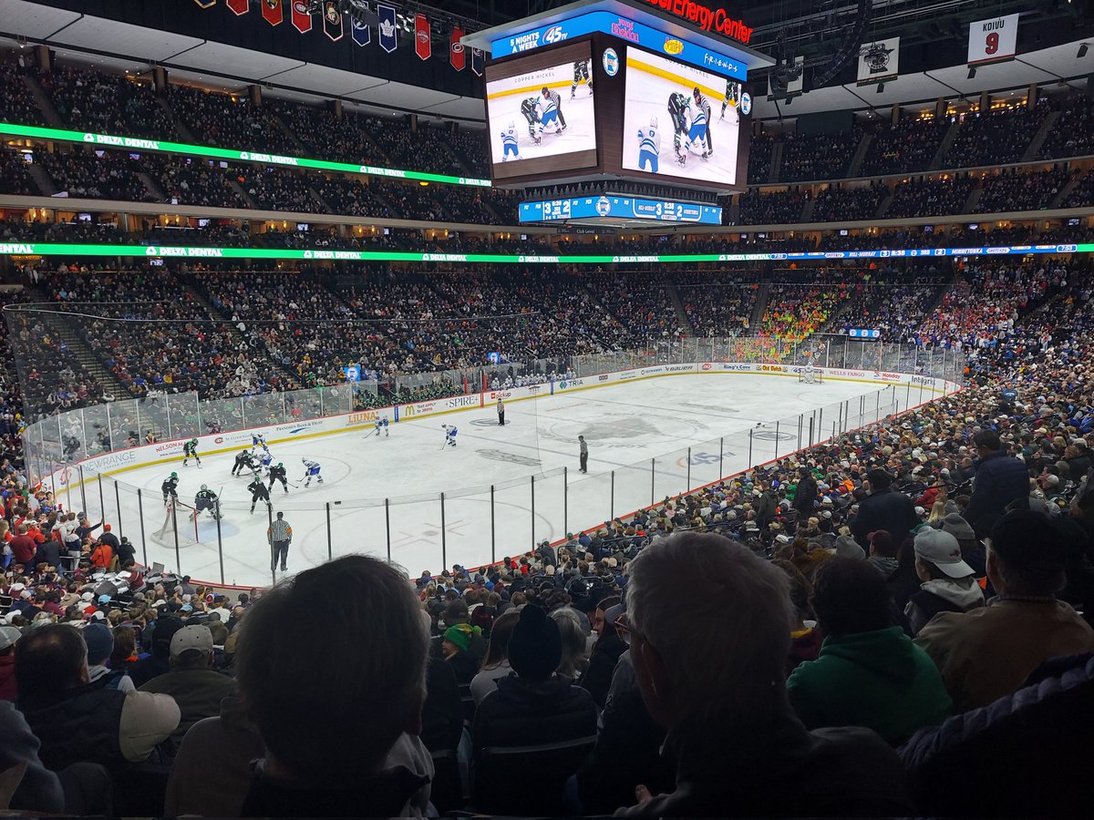 KarlEastHockey's tweet image. Just a casual Thursday night high school game in Minnesota