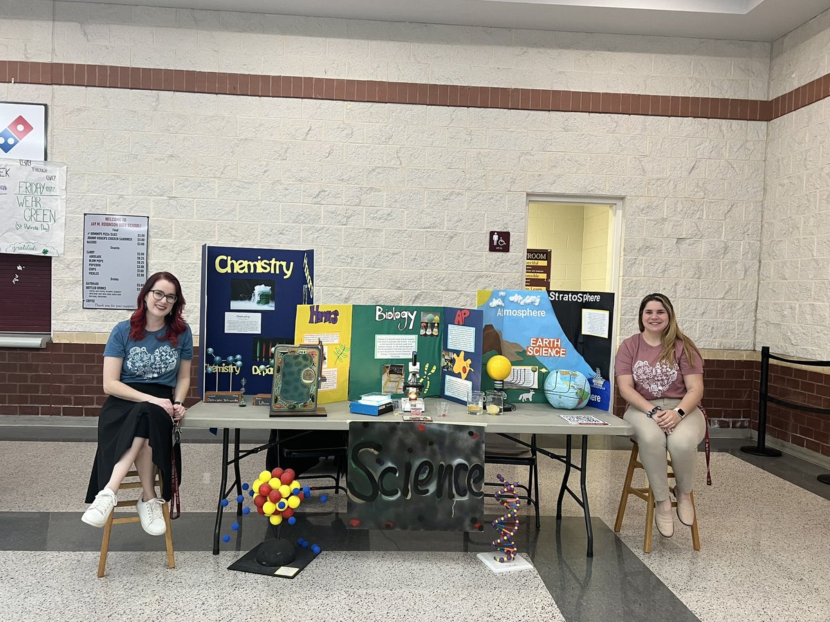 studentofedu's tweet photo. 8th grade night was a success. So excited for a new round of bulldogs I got to see so many former Patriot students. Our teachers did an amazing job showcasing why Robinson is the Best!!! And our Student leadership showed off the school in all its glory. #jaymrobinson #bulldogs🐾 https://t.co/31h4xCkXX8