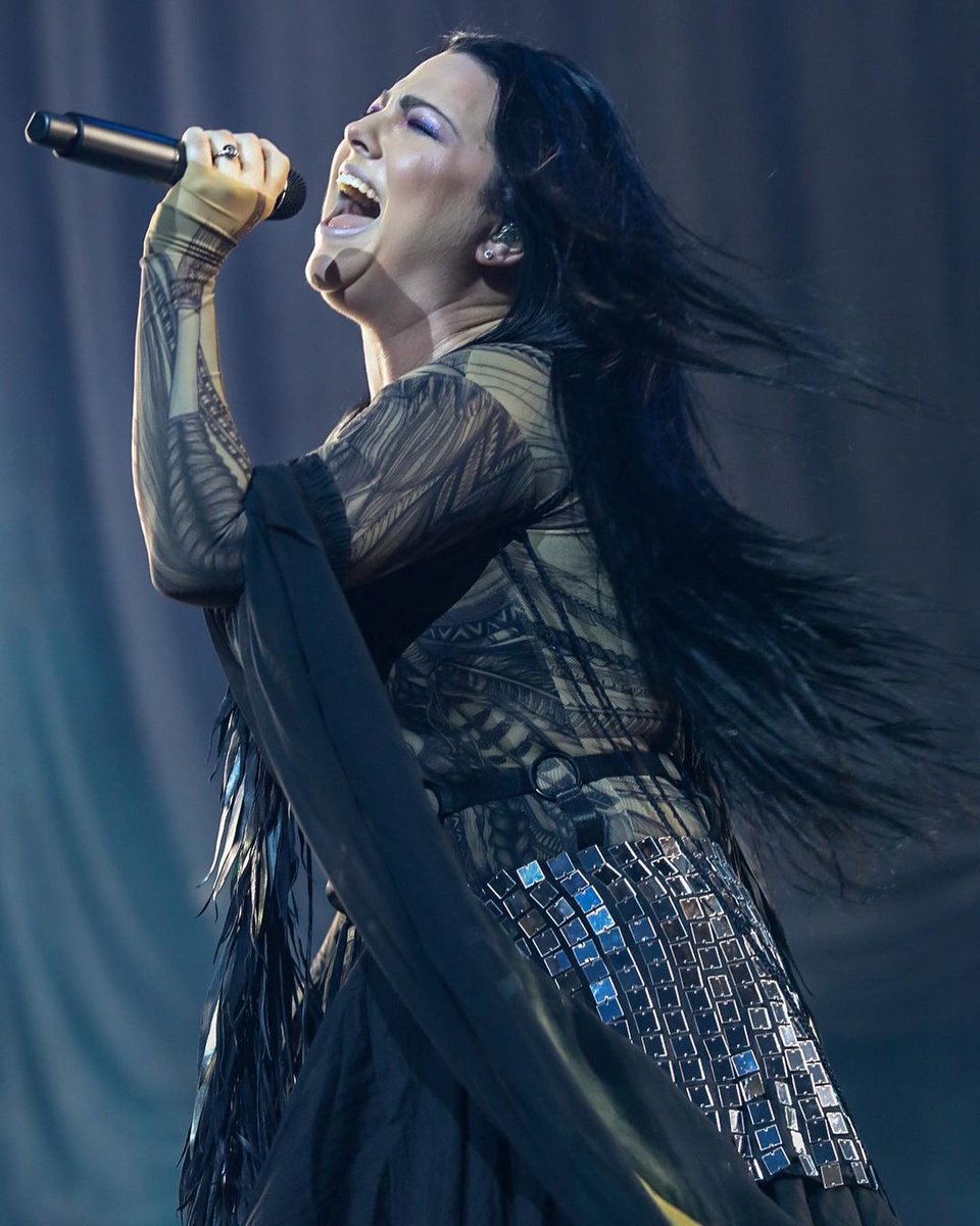 GamesOfEV's tweet image. TORONTO | Wonderful photos of @Evanescence a few minutes ago! 🔥 #MuseXEvanescence