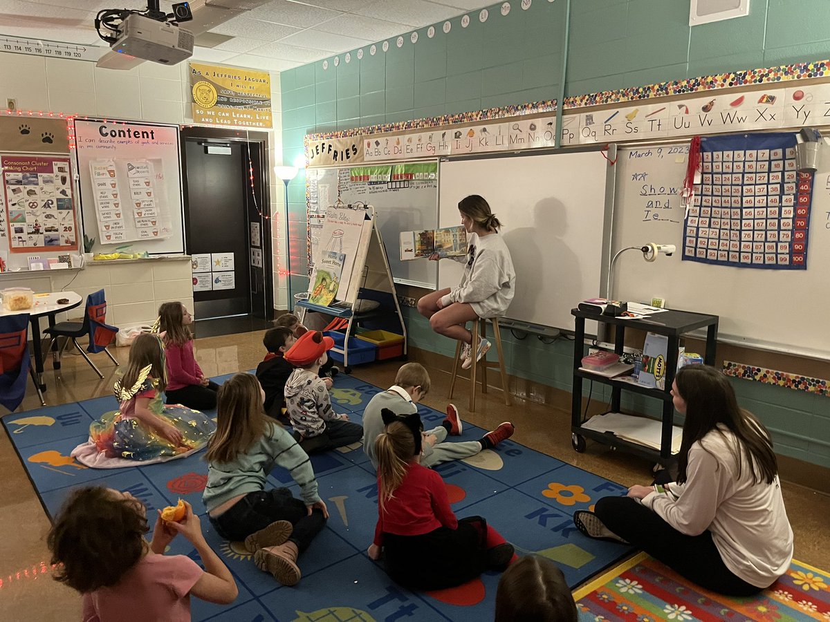 MoStateVB's tweet photo. We 💕 our community! More reading today at Jefferies Elementary #community https://t.co/CFWcpg5Ltf