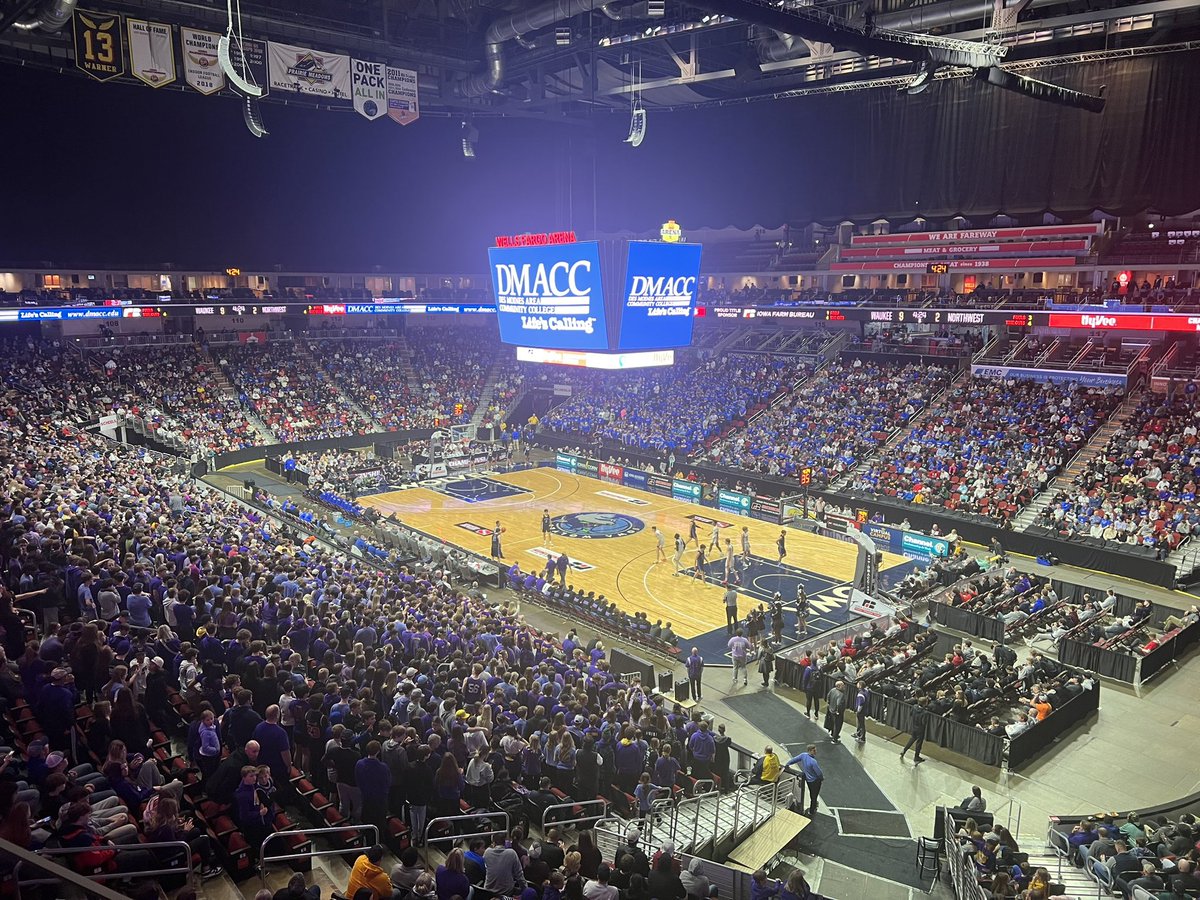 Half: Waukee Northwest 33, Waukee 20 at the half. An electric atmosphere for this semifinal showdown! These rival teams split during the regular season and now they compete for a spot in the #iahsbkb championship game.
🏀 iahsaa.org/basketball/sta…