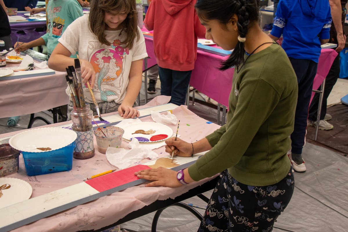 🎨 For four years, the <a href="/es_parkside/">THEParksideES</a> PTA has partnered with <a href="/UnitedArtsWake/">United Arts Wake County</a> to help the 4th graders with an annual project: the Identity Fence. Each child is asked to paint their post to depict how they view themselves now or their future dreams. 🔗 More: bit.ly/3JqlVNQ