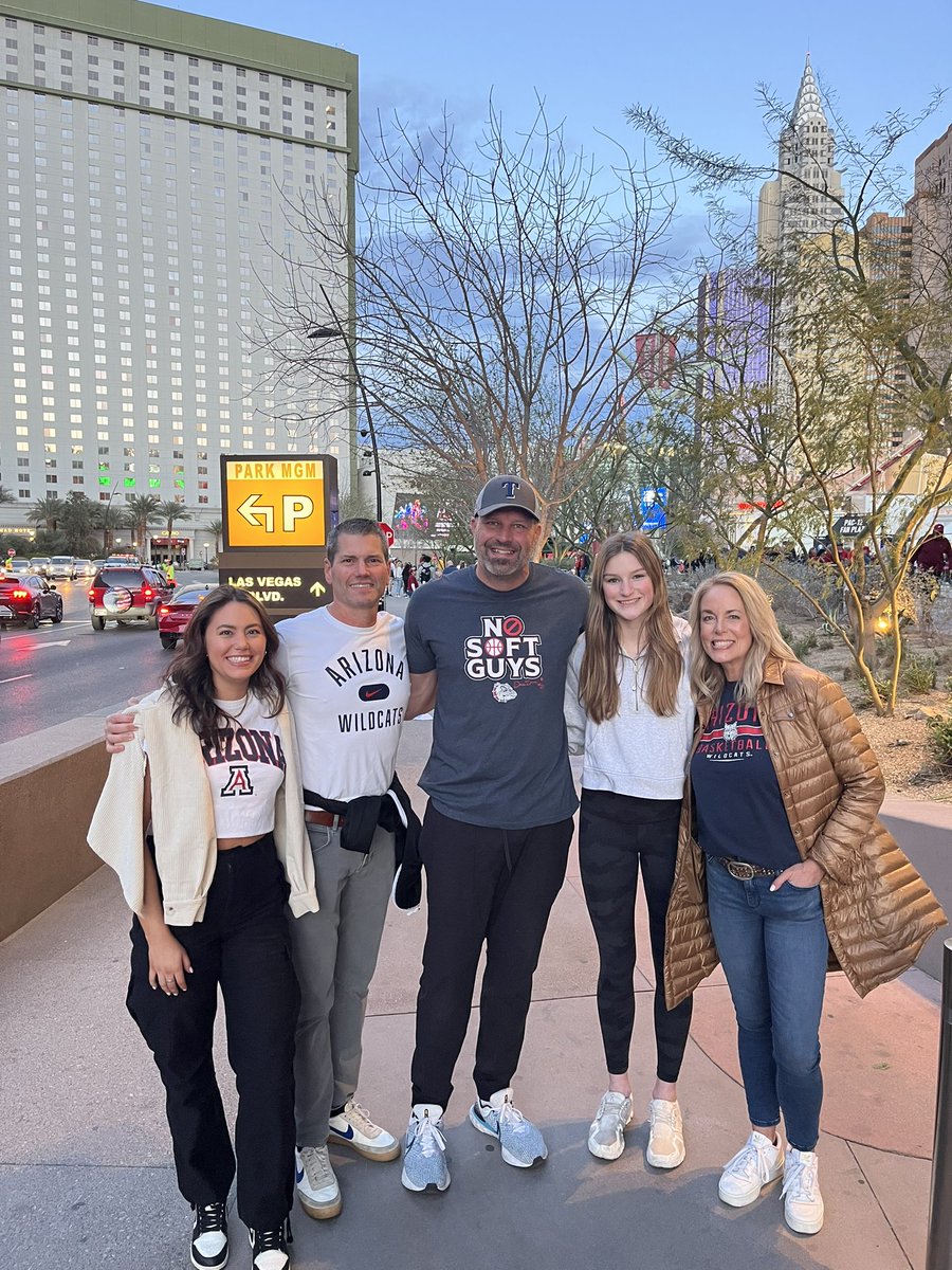 MattTimme5's tweet photo. Always great running into extended family in Vegas. https://t.co/1uQOYpPXae