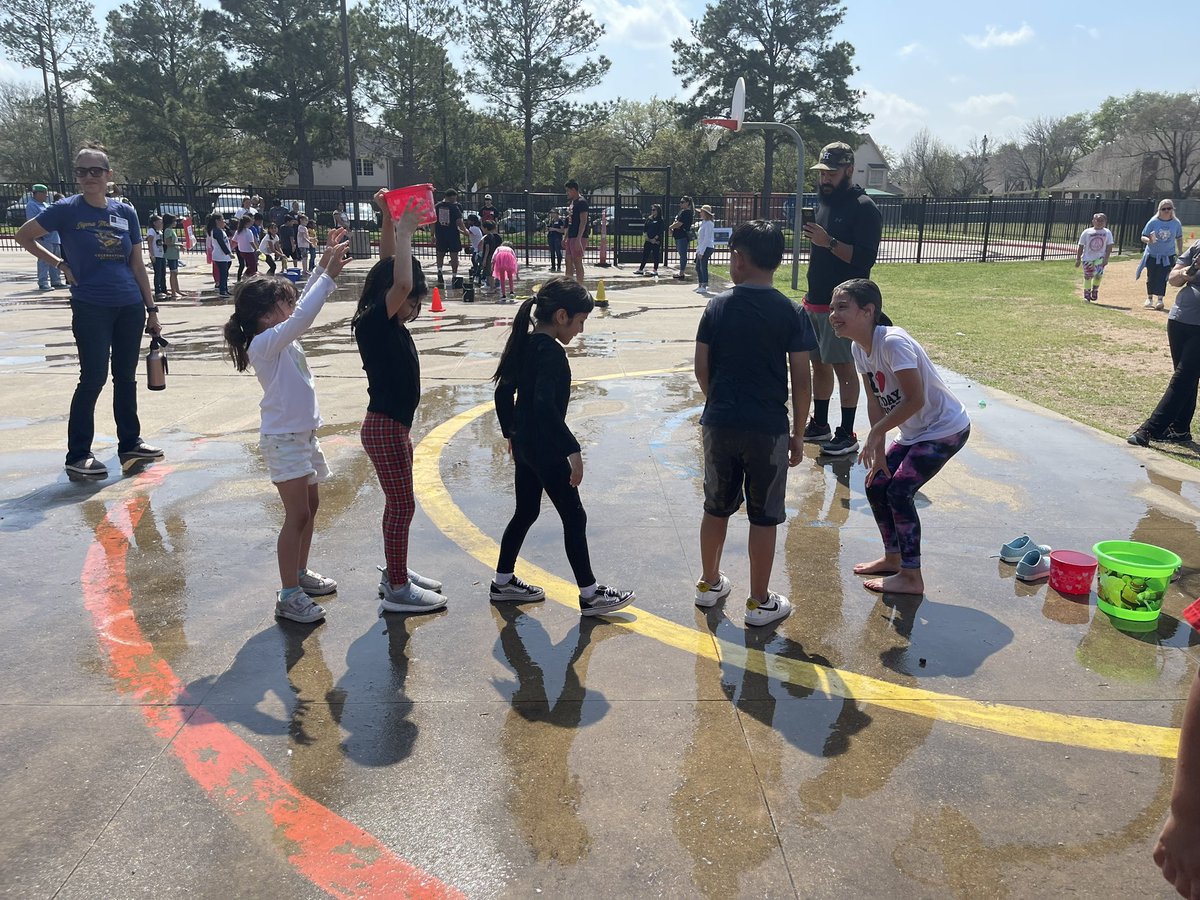 KellieLeholm's tweet image. We had so much fun at Field Day today (I think I had just as much fun as the kiddos did 😃) We started out dry but ended up soaked and rainbow colored! #FieldDay #KirkCan #1stGrade
