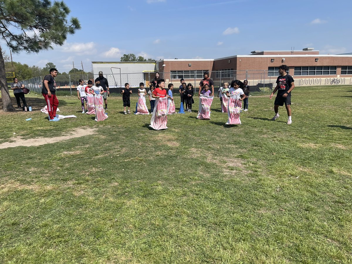 KellieLeholm's tweet image. We had so much fun at Field Day today (I think I had just as much fun as the kiddos did 😃) We started out dry but ended up soaked and rainbow colored! #FieldDay #KirkCan #1stGrade