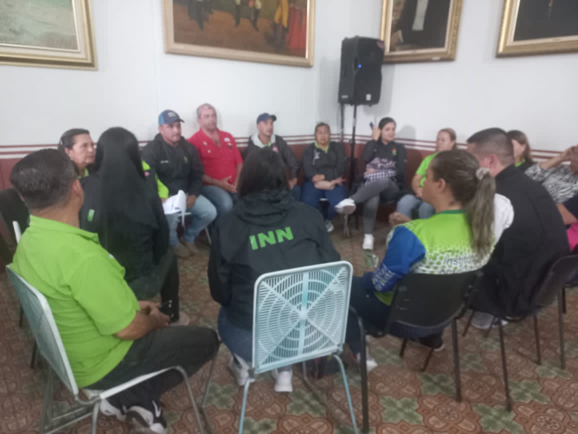 ElCementerioUn's tweet photo. #Táchira desarrolló el congreso de la "Nueva Época" capítulo #CLAP

Nuestro pueblo debatió en mesas de trabajo propuestas que permiten fortalecer la estructura de protección alimentaria, en el marco del 🎉 7mo.Aniversario #CLAP💛💙❤️

@FreddyBernal
@LealTelleria
@MinAlimenVen https://t.co/91BYTig45V