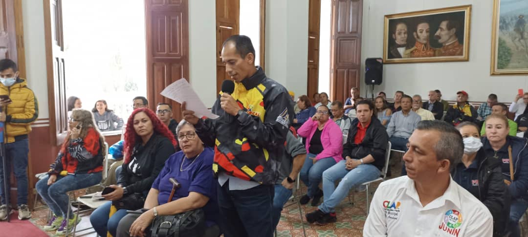 ElCementerioUn's tweet photo. #Táchira desarrolló el congreso de la "Nueva Época" capítulo #CLAP

Nuestro pueblo debatió en mesas de trabajo propuestas que permiten fortalecer la estructura de protección alimentaria, en el marco del 🎉 7mo.Aniversario #CLAP💛💙❤️

@FreddyBernal
@LealTelleria
@MinAlimenVen https://t.co/91BYTig45V