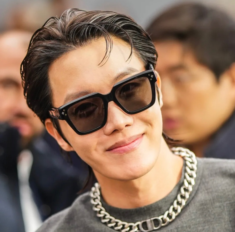 three. hours. left. 

3 hours to:

✅ buy #OnTheStreet 
✅ listen to #ots
✅ watch the mv

if you are in 🇺🇸 PLEASE buy, listen, watch. it counts for bb hot 100! 

this is it. hobi will go to the military soon. let’s get him high on hot 100!

#jhope