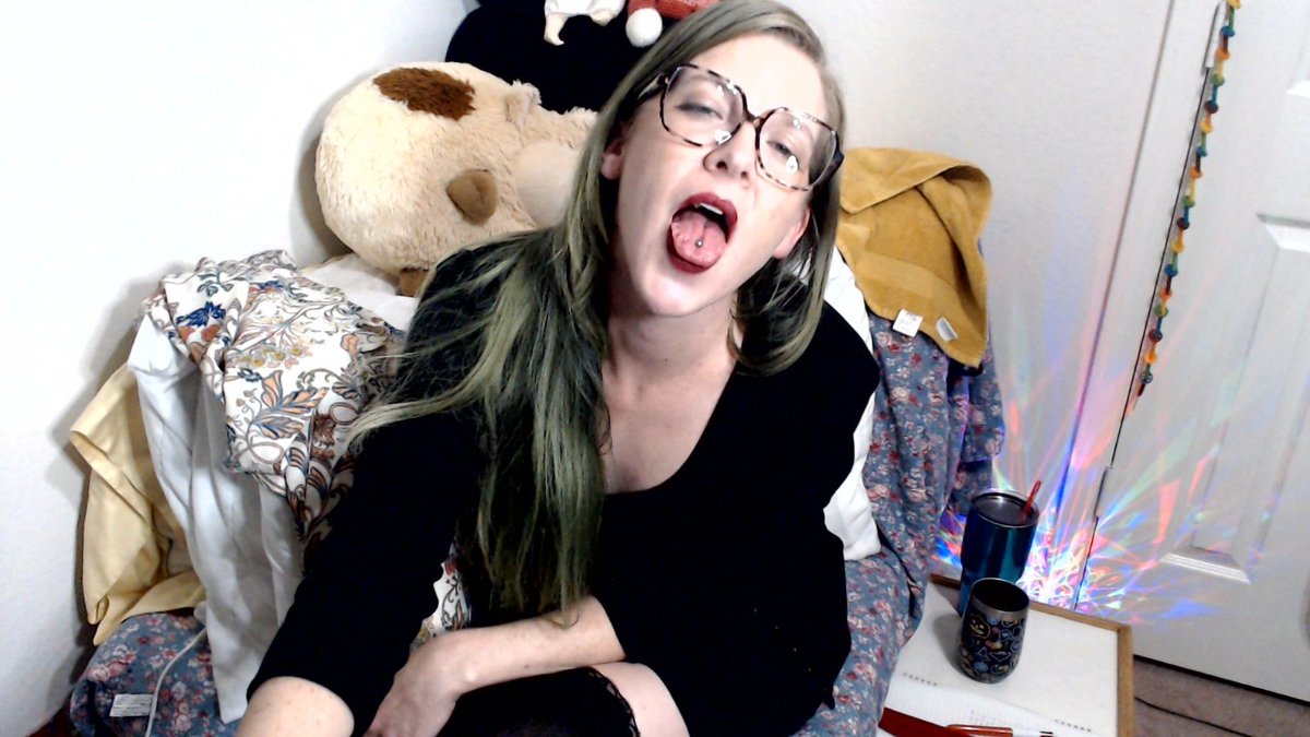 WitchyQ's tweet photo. It's almost my bedtime, but we're streaming! https://t.co/9aNrZ9hb6s