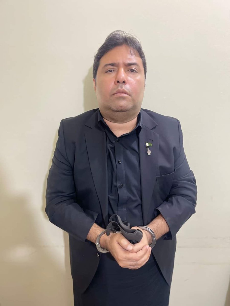arfan_abass's tweet photo. آزادی صحافت پر ایک اور حملہ شعیب شیخ کو گرفتار کرنے کی پرزور مذمت کرتے ہیں صدر تفصیل پریس کلب عرفان شاہ علی پور چٹھہ https://t.co/4nNBfVfNRM