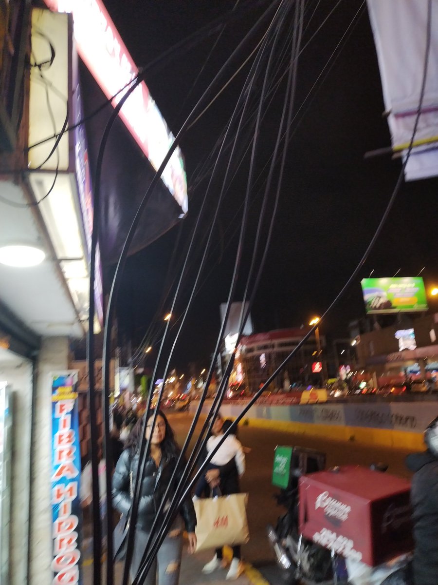 Así es como #Claro trata a la ciudad. Cables colgando y sujetos con un pedazo de cinta,  interrumpiendo el paso peatonal sobre la vereda en la cuadra 7 de la av. Ejército,   #Arequipa