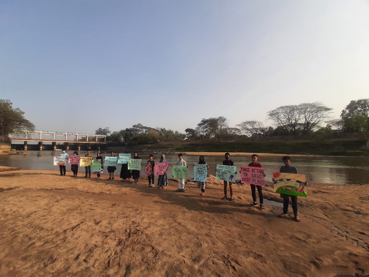 we demand to the world leaders to stop founding fossil fuels, 📢 because there is no future in Oils.
#climatestrike 🇧🇩
#StopFossilFuel
#ClimateCrisis 
@GretaThunberg 
@FFF_Bangladesh @YouthNet4CC