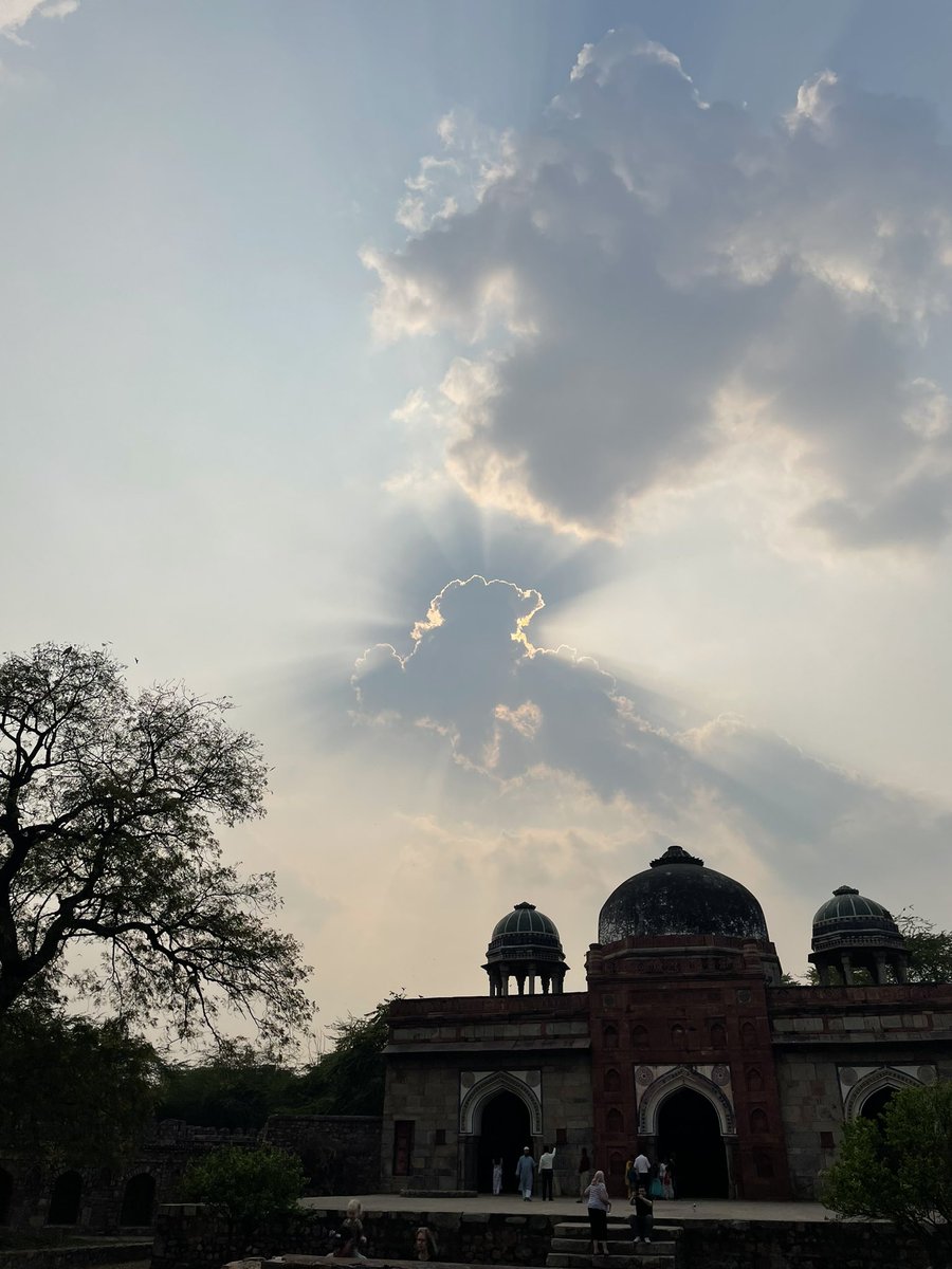 世界遺産！
Humayun’s Tomb（フマーユーン廟）
目を閉じるとここで日常を過ごしていた人たちの声が聞こえてくる。
青い空に広がる緑に歴史が詰まっている建築。
全てを浄化してくれました！