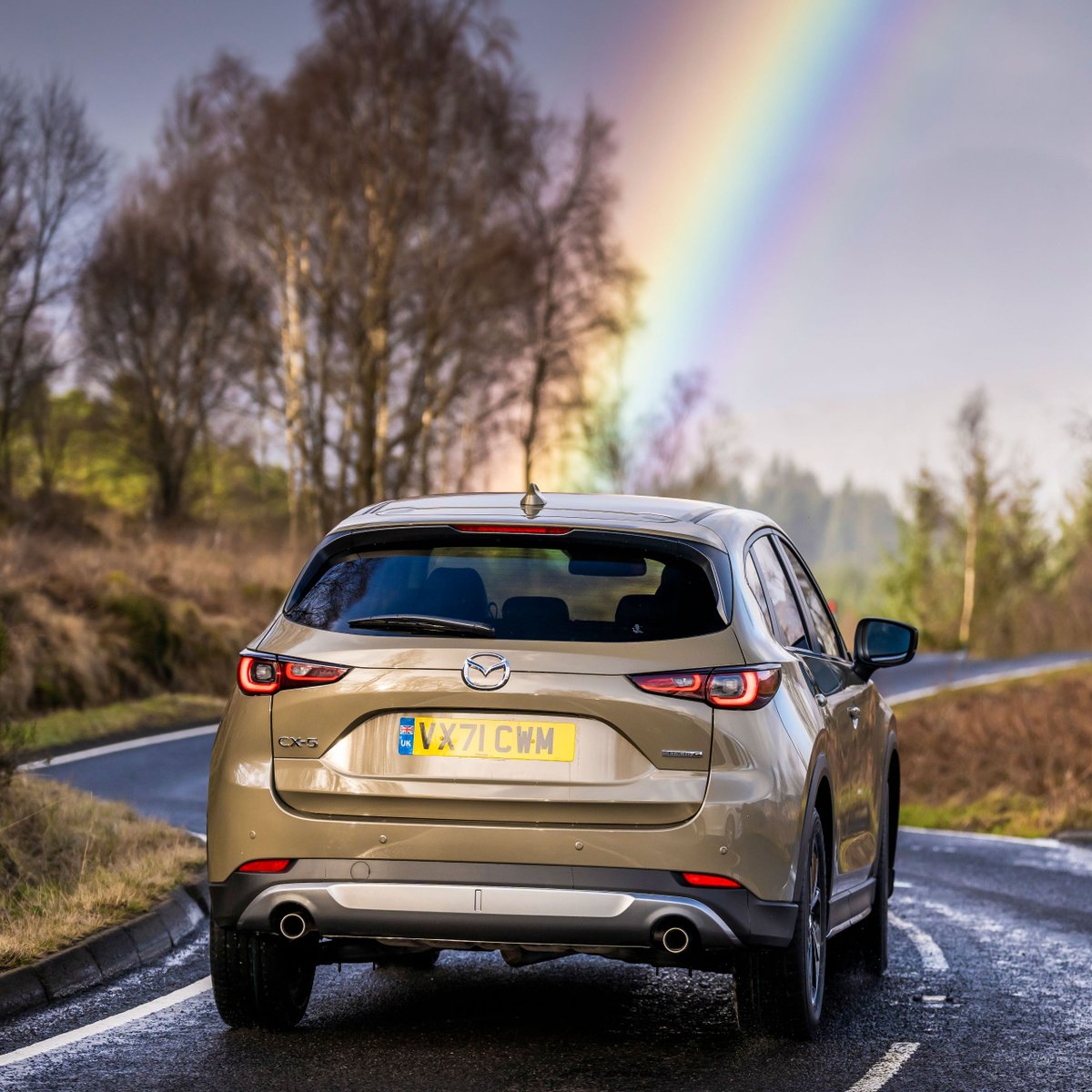 Mazda_Europe's tweet image. Like a pot of gold at the end of a rainbow – the #Mazda #CX5 in Zircon Sand. Discover more :mzd.tools/Mazda-CX-5  #SpringRain #Rainbow