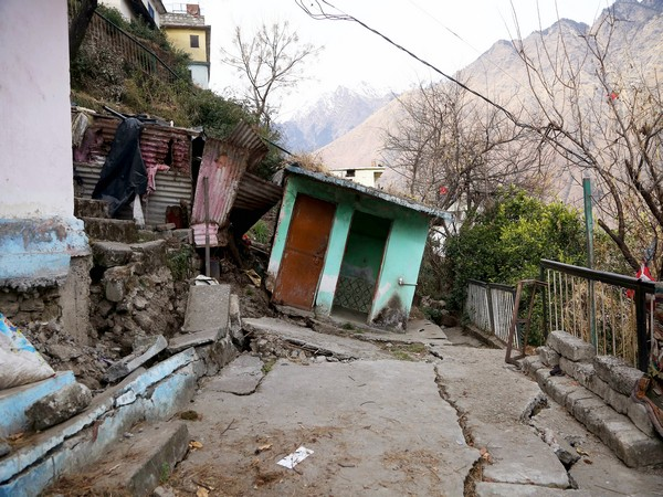 ani_digital's tweet photo. Uttarakhand govt seeks Rs 2000 cr package from Centre for Joshimath rehabilitation
Read @ANI Story | https://t.co/0reVvFSh27
#Joshimath #economicpackage #Rs2000crore #Uttarakhand https://t.co/4eueIpCQ2j