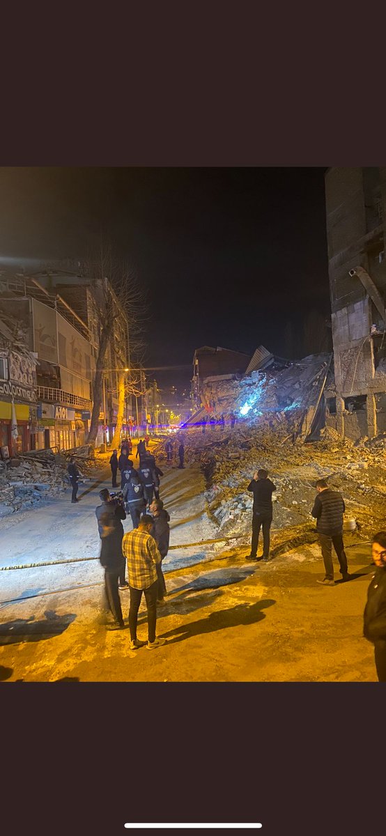 Malatya dünkü depremde fuzuli caddesi girişi çok şükür can kaybı yok bizlerden dualarınızı esirgemeyin