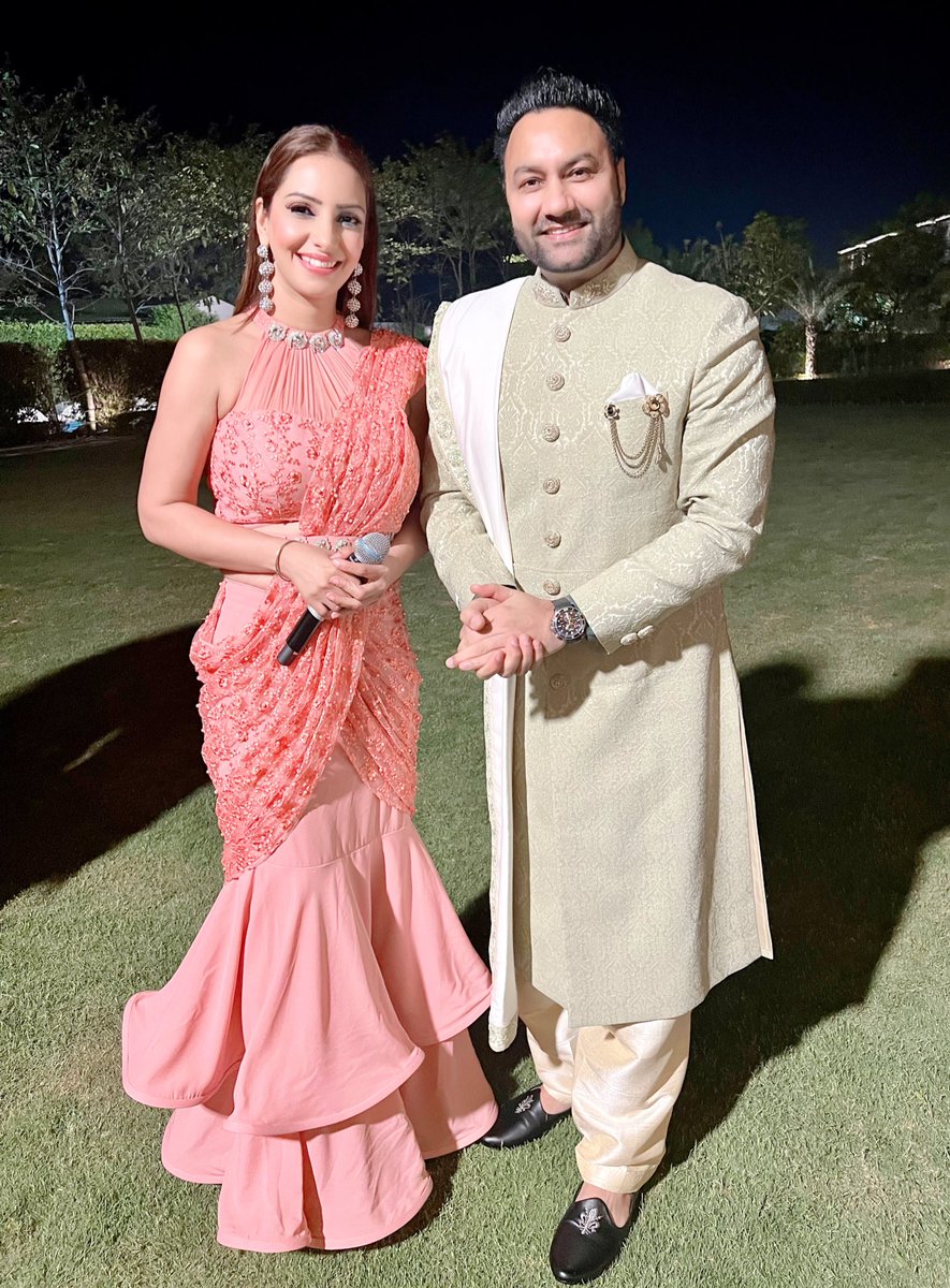 Last Night Show @rafflesudaipur Day 2 Forth Look #weddinganchoring #anchorpiya  #sufisinger @lakhwinderwadaliofficial #happymode #wearing #drapesaree @tehhzeeb_couture