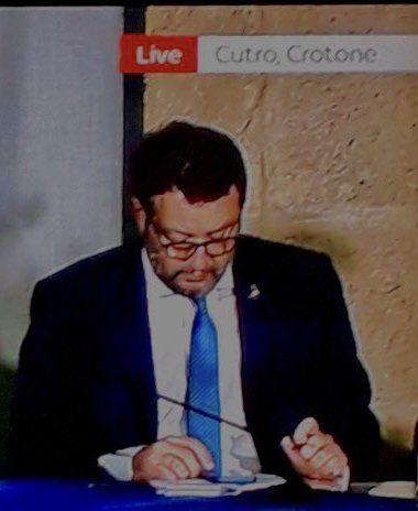Tutta la conferenza stampa così, d'altro canto si parlava solo di una strage con 72 morti e poi era il suo compleanno e doveva rispondere ai messaggi di auguri.
#GovernoDellaVergogna 
#Cutro
