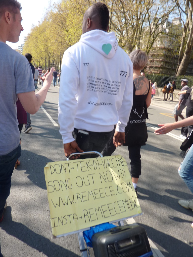 WarwickVegan's tweet photo. @MaizyDaizyZzzz @DriftwoodVegans @YouTube I was on that #FreedomProtest (though I’m not in that clip). This was the guy with the #BobMarley beatbox. Along the Embankment we chilled out to ‘Could you be loved’ and ‘Jamming’. Good vibes, great day! https://t.co/RbmtMBNh94