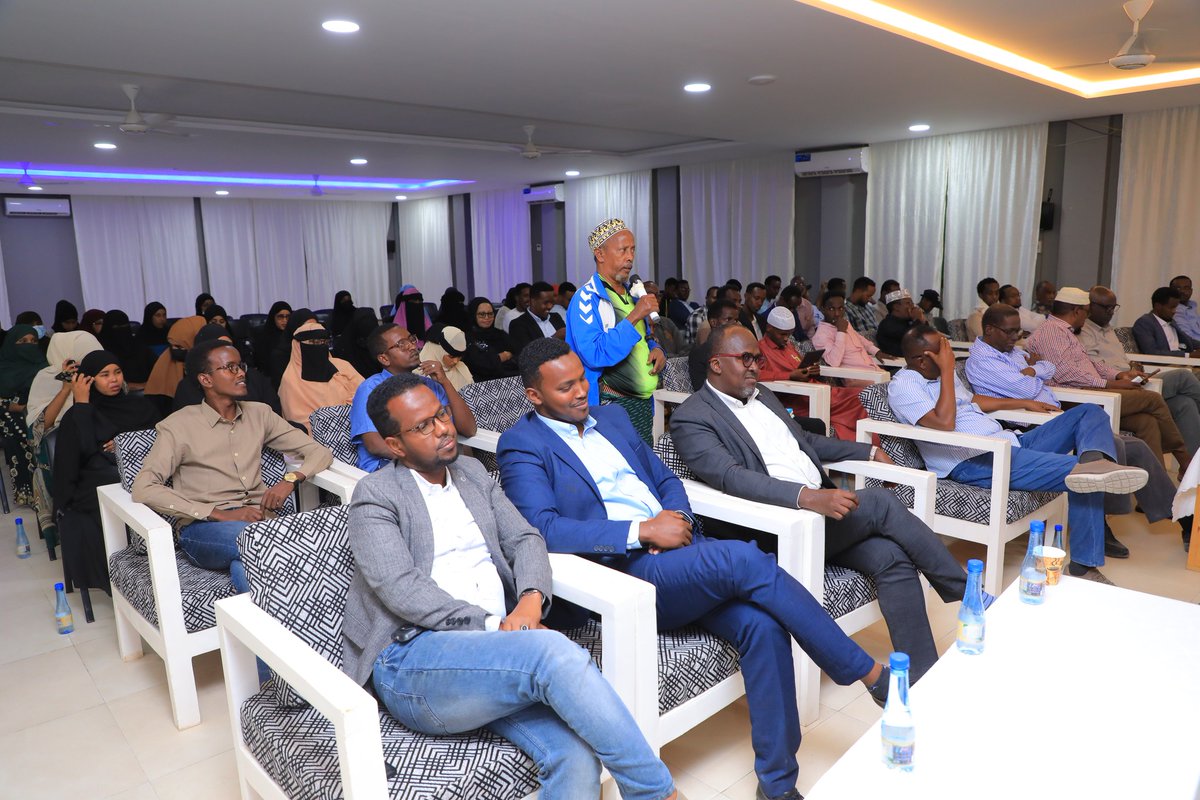PECPuntland's tweet photo. The Chairman of the @TPECPuntland, Mr. @abdirisakasaid, joined a meeting organized by #Garsoor Forum on Democracy and Transparency in Puntland Elections. He shared insights and answered queries on local government elections in Puntland.
#Garowe #democracy #transparency #PLGE2023 https://t.co/hPaAIWghJl