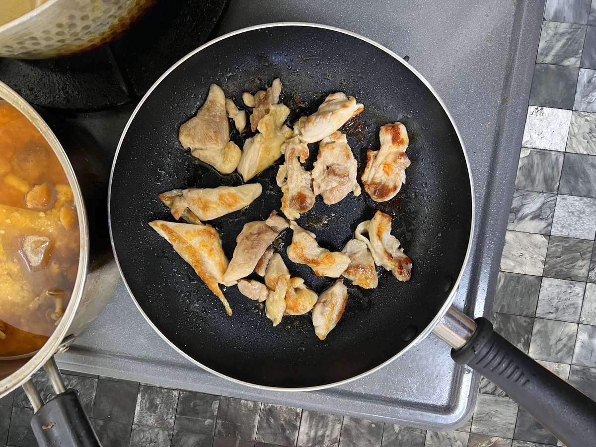 料理素人の僕が一生懸命作る料理写真シリーズ No.76【そうめんと、うどんの中間みたいな麺】 鶏肉とネギを焼いてからスープに投入 焼いてから入れると美味しい。
