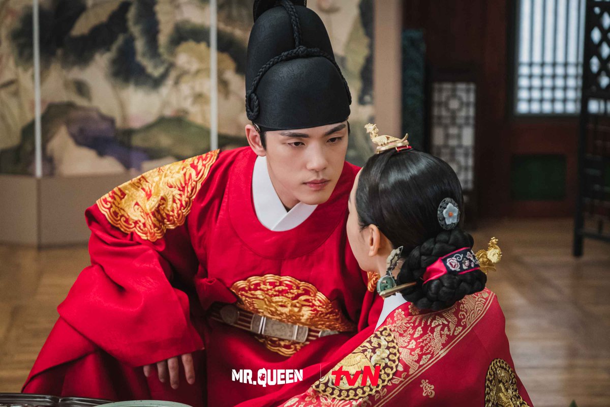 tvN_Asia's tweet photo. “NO TOUCH” couple! ❌😏

#MrQueen 
Every Thu &amp; Fri 21:10 (GMT+8)🇭🇰🇹🇼🇹🇭🇲🇲🇲🇻

#tvNAsia #BestKoreanEntertainment #ShinHyeSun #KimJungHyun #BaeJongOk #KimTaeWoo #SeolInAh #NaInWoo #ChaChungHwa https://t.co/TcPcbdUFUX