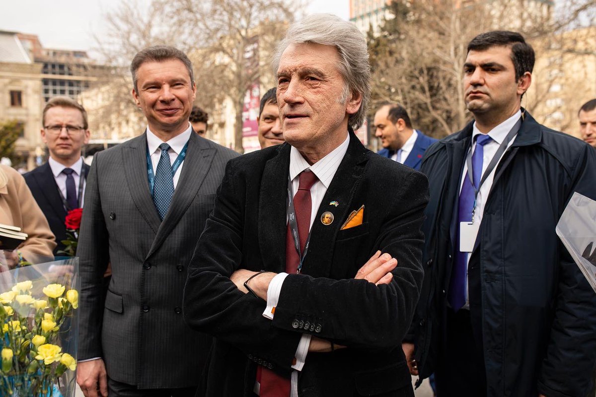 HCUAZE's tweet photo. 🇺🇦15 років тому в #Баку було встановлено пам’ятник Великому Кобзареві, в урочистому відкритті якого брав участь Президент України Віктор Ющенко. Сьогодні,в День народження Тараса Шевченка українська громада в Азербайджані та Віктор Ющенко спільно вшанували пам’ять Великого генія! https://t.co/35dnA2ji7a