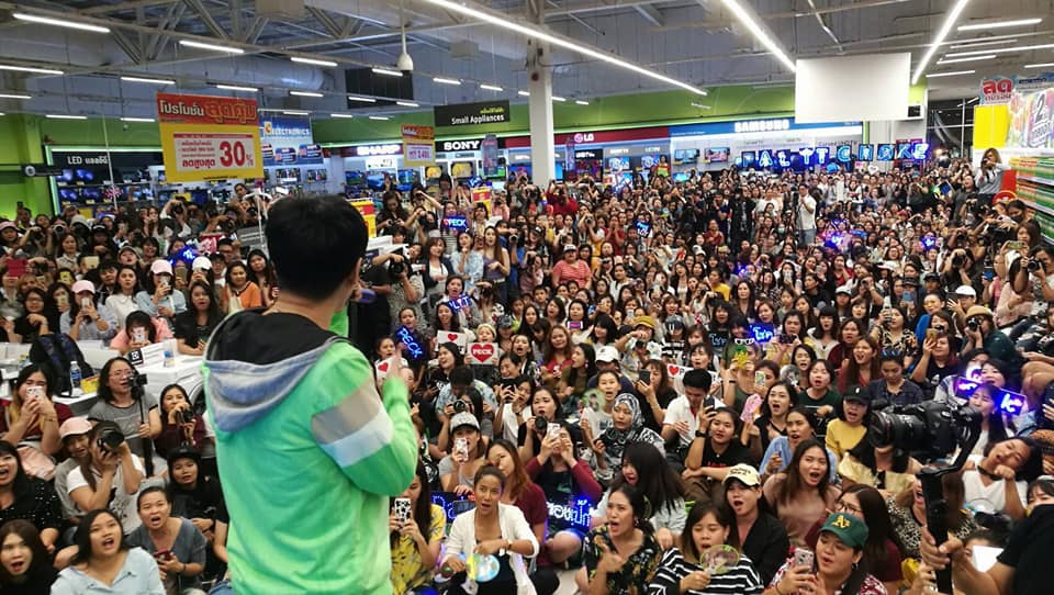 munkmink555's tweet photo. เขารอเรามาตั้ง 10 ปี จนได้มาเจอพวกเรา ผ่านมา 6 ปี เข้าใจว่าอะไรก็คงไม่เหมือนเดิม ในด้อมมีคนมากมายจะให้คิด รู้สึกเหมือนกันคงเป็นไปไม่ได้ เราเข้ามาอยู่ตรงนี้เพราะอยากสนับสนุน อยากเป็นกำลังใจ เรารักคนนี้ไปแล้ว และจะไม่หนี ไม่หายไปไหนอีก มีงานก็ไปหาไม่มีก็ทำงานเก็บเงิน #เป๊กผลิตโชค https://t.co/7xiVGnuPSa