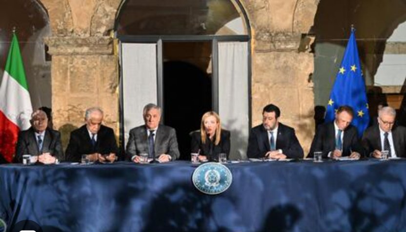 Ieri abbiamo potuto vedere la differenza tra recarsi sul luogo di una strage per portare un gesto di umanità, e tornare sul luogo del delitto per finire il lavoro. 
#Cutro #Melonivergogna