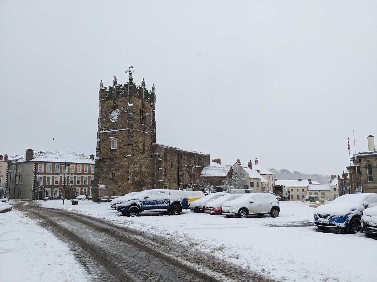 Heavy #snow in #Richmond. Essential workers going about their duties and #Arriva bus is running.#BBCBreakfast #bbcnews